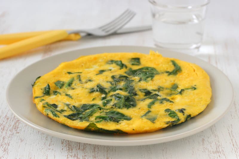 Tortilla De Huevos Con Espinaca Foto de archivo Imagen de rotura