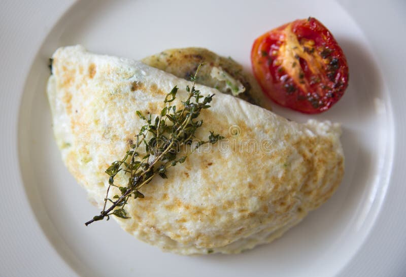 Tortilla De La Clara De Huevo Con Espinaca, Las Rebanadas De Aguacate Y