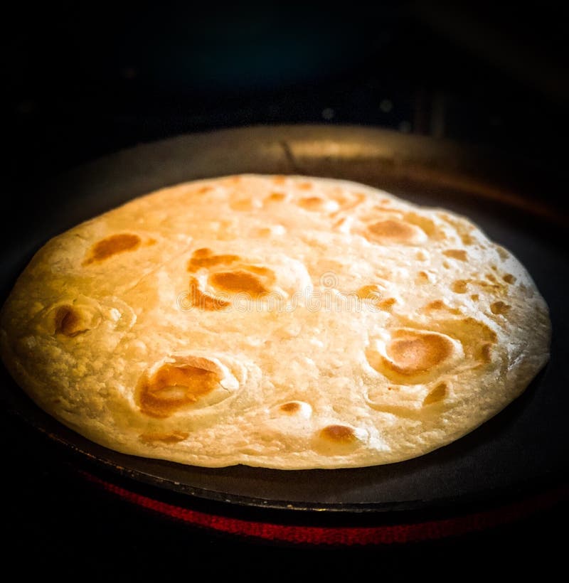 Tortilla De La Harina Que Es Cocinada En Comal Foto de archivo Imagen
