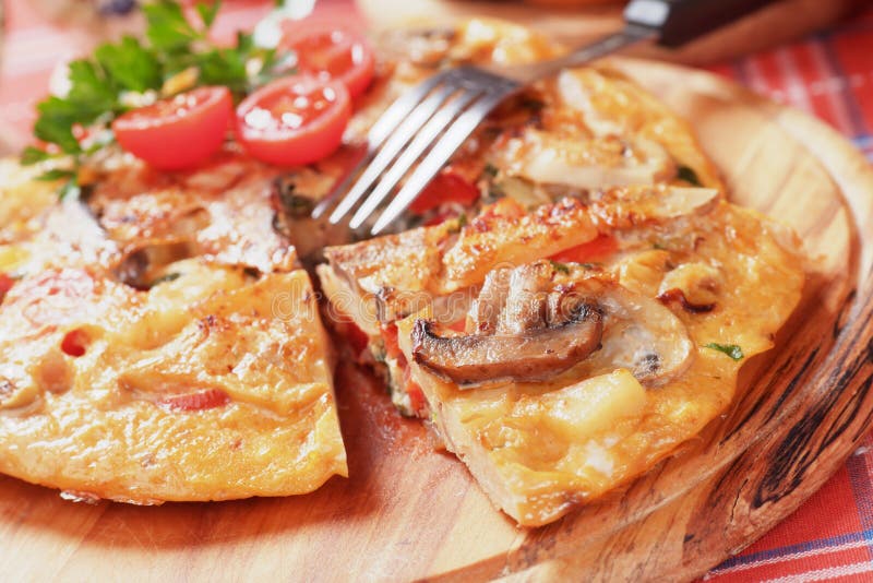 Tortilla, hiszpański omelette z pieczarkami i pomidor, zdjęcia stock Tortilla, hiszpański omelette z pieczarkami i pomidor, zdjęcia stock