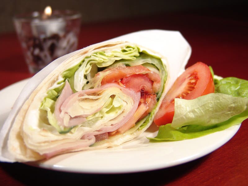 Bella Tortilla bendaggio a base di prosciutto, formaggio, insalata verde e pomodoro.