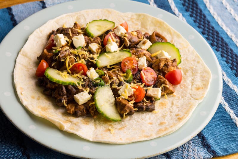 Tortilla με το κοτόπουλο, το τυρί και την κινηματογράφηση σε πρώτο πλάνο φρέσκων λαχανικών στοκ φωτογραφία Tortilla με το κοτόπουλο, το τυρί και την κινηματογράφηση σε πρώτο πλάνο φρέσκων λαχανικών στοκ φωτογραφία