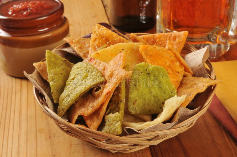 Tortilla τσιπ και μπύρα στοκ εικόνα με δικαίωμα ελεύθερης χρήσης Tortilla τσιπ και μπύρα στοκ εικόνα με δικαίωμα ελεύθερης χρήσης