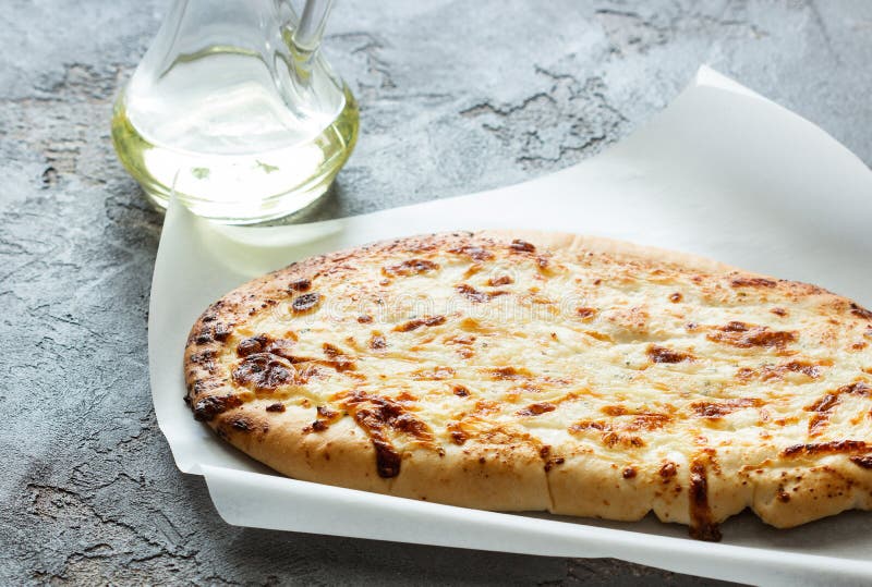 Tortilla с сыром, дополнительным виргинским оливковым маслом на конкретном backg стоковые изображения rf Tortilla с сыром, дополнительным виргинским оливковым маслом на конкретном backg стоковые изображения rf