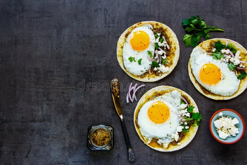 Tortillas Con Los Huevos Fritos Imagen de archivo Imagen de alimento