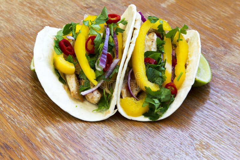 Tortillas de maïs savoureuses avec les légumes frais, suffisance grillée de poulet images libres de droits Tortillas de maïs savoureuses avec les légumes frais, suffisance grillée de poulet images libres de droits