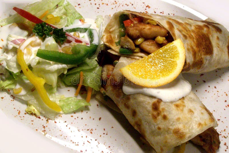 Tortillas fraîches et savoureuses avec le poulet image stock Tortillas fraîches et savoureuses avec le poulet image stock