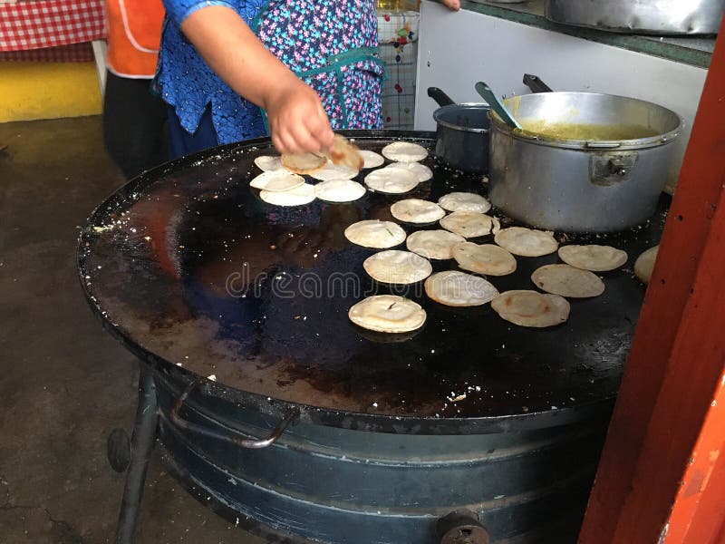 https://thumbs.dreamstime.com/b/tortillas-hot-comal-tortillas-hot-comal-making-mexican-food-its-hot-made-corn-160074039.jpg