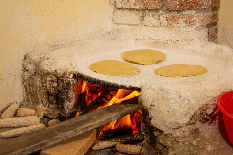 Hecho de acuerdo mano en La cocina, Ellos son usado sobre el para acompanar varios platos de tradicional mexicano comida.