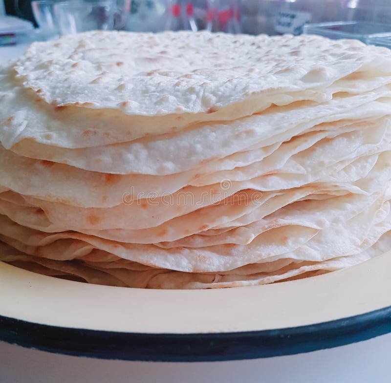 Tortillas mexicaines authentiques de farine Tortillas vides de homamade photo libre de droits Tortillas mexicaines authentiques de farine Tortillas vides de homamade photo libre de droits