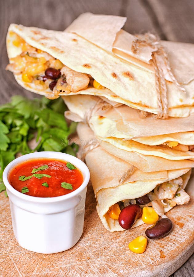 Tortillas mit Huhn, Bohnen, Mais und Käse stockfoto Tortillas mit Huhn, Bohnen, Mais und Käse stockfoto