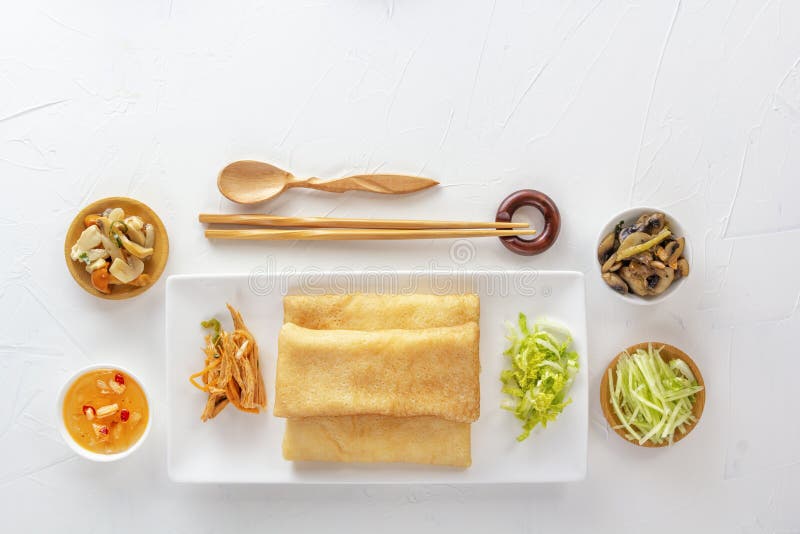 Tortillas заполненные с Бингами в плите на белой предпосылке, горячие салаты традиционного китайского, закуски Сэм запруды стоковое фото Tortillas заполненные с Бингами в плите на белой предпосылке, горячие салаты традиционного китайского, закуски Сэм запруды стоковое фото