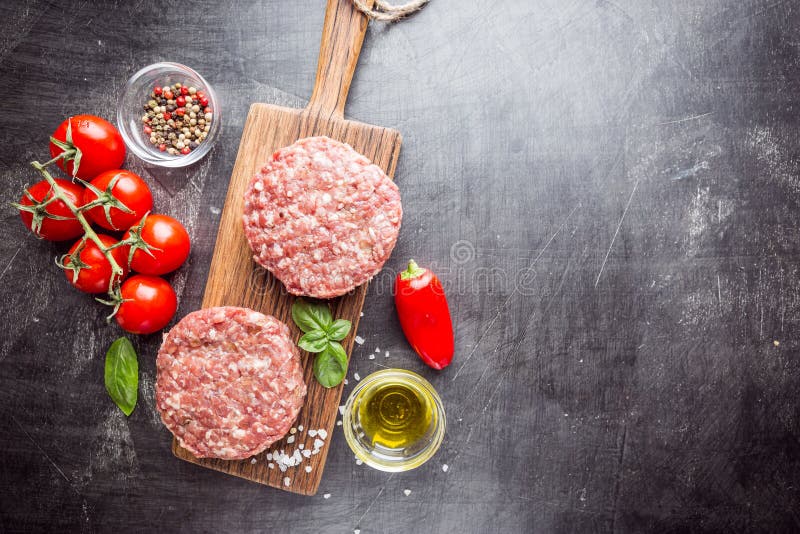 Tortini crudi freschi dell'hamburger fotografia stock