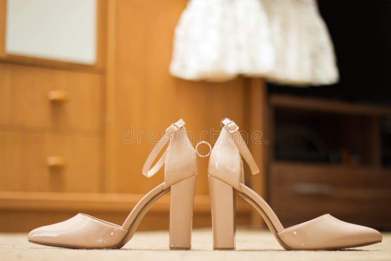 madera crucero gerente Tos altos de boda imagen de archivo. Imagen de zapatos - 162567387