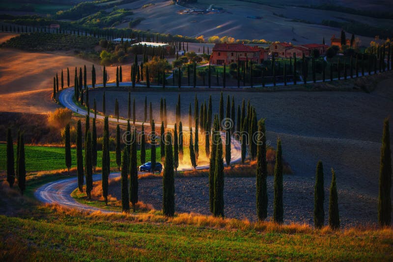 Toscana, paisaje rural de la puesta del sol Granja del campo, tre de los cipreses imágenes de archivo libres de regalías Toscana, paisaje rural de la puesta del sol Granja del campo, tre de los cipreses imágenes de archivo libres de regalías