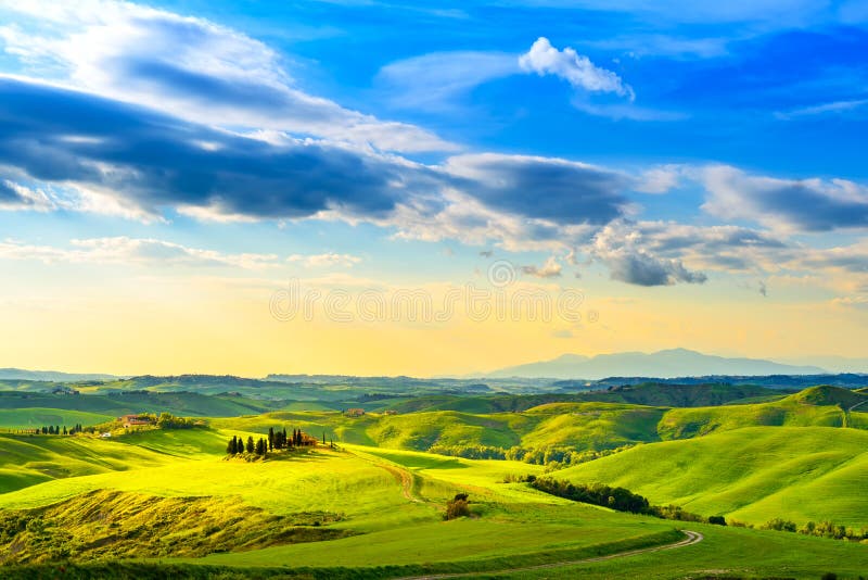 Toscanië, landelijk zonsonderganglandschap Plattelandslandbouwbedrijf, witte weg