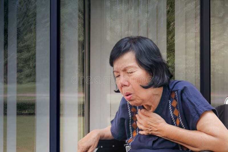 Tosse anziana della donna, bobina d'arresto fotografia stock libera da diritti Tosse anziana della donna, bobina d'arresto fotografia stock libera da diritti