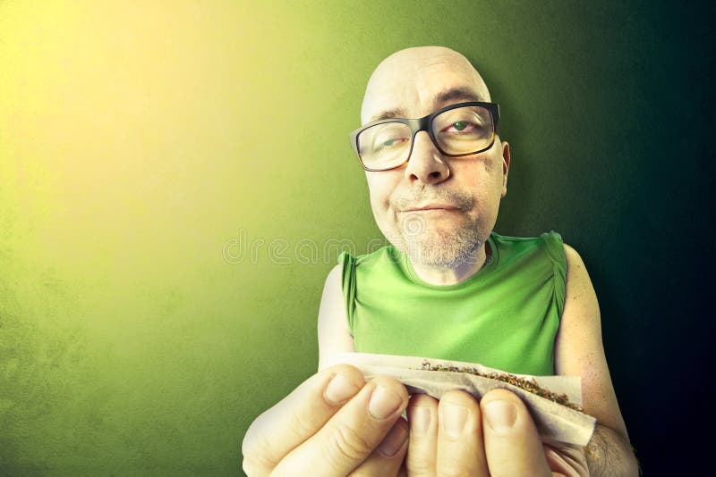 一个放松且沉迷于毒品的人在卷草药 库存图片