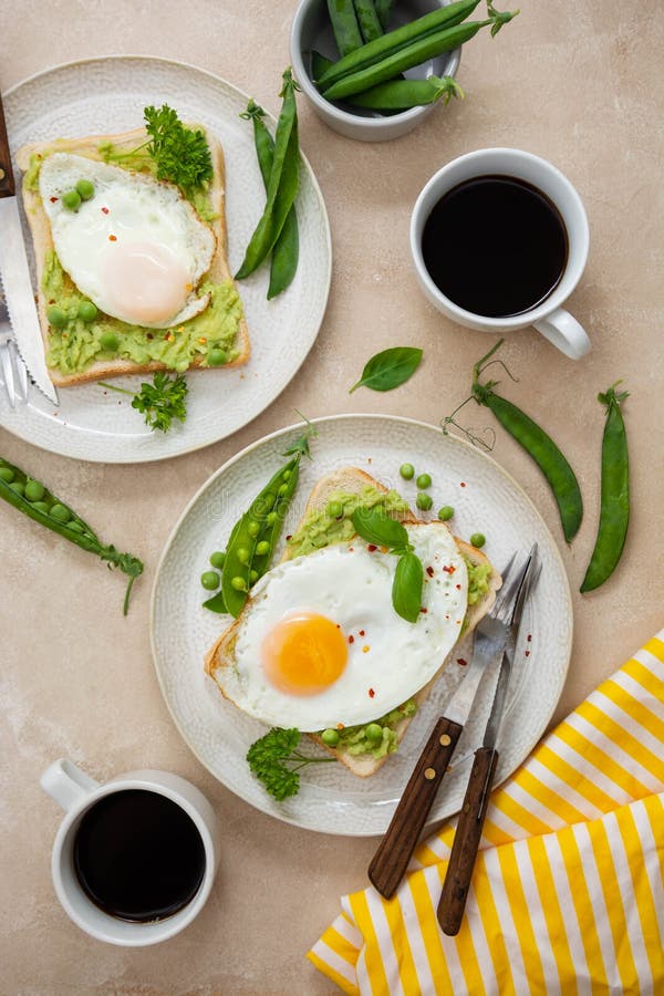 Tostada De Aguacate Con Huevos Fritos Y Tazas De Café De Guisantes Verdes.  Comida Saludable De Keto De Desayuno. Vista Superior Imagen de archivo -  Imagen de tarjeta, guacamol: 224017857