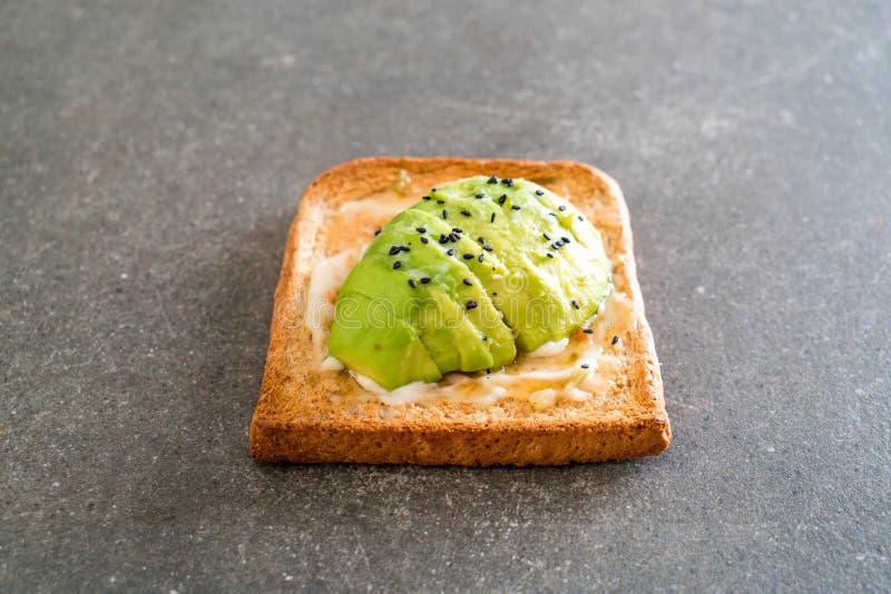 tostada del pan del trigo integral con el aguacate foto de archivo libre de regalías tostada del pan del trigo integral con el aguacate foto de archivo libre de regalías