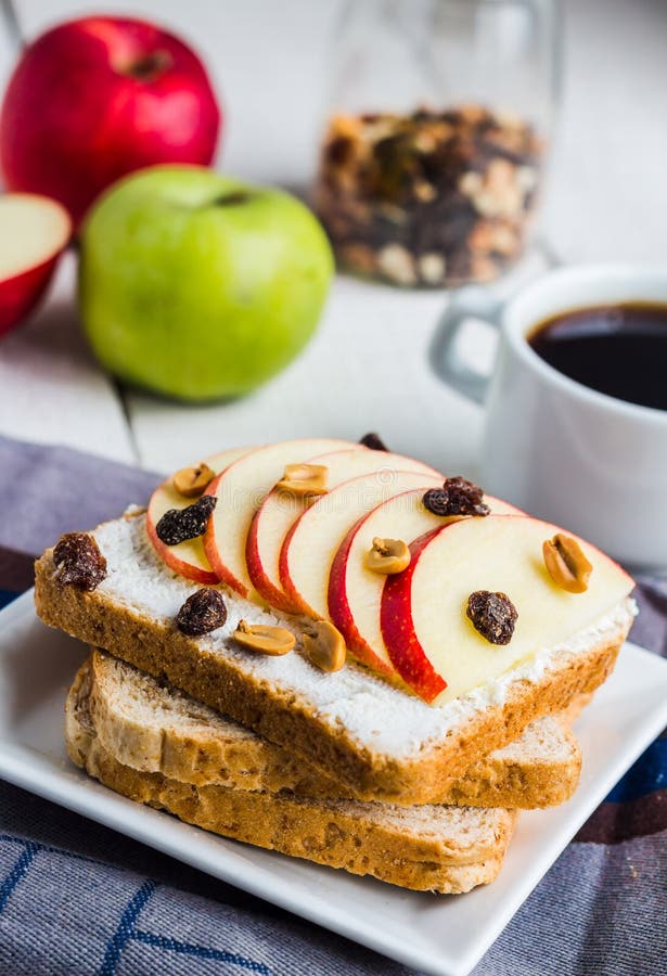 Tostada del salvado con el ricotta, la manzana y los frutos secos, desayuno brillante imagen de archivo libre de regalías Tostada del salvado con el ricotta, la manzana y los frutos secos, desayuno brillante imagen de archivo libre de regalías