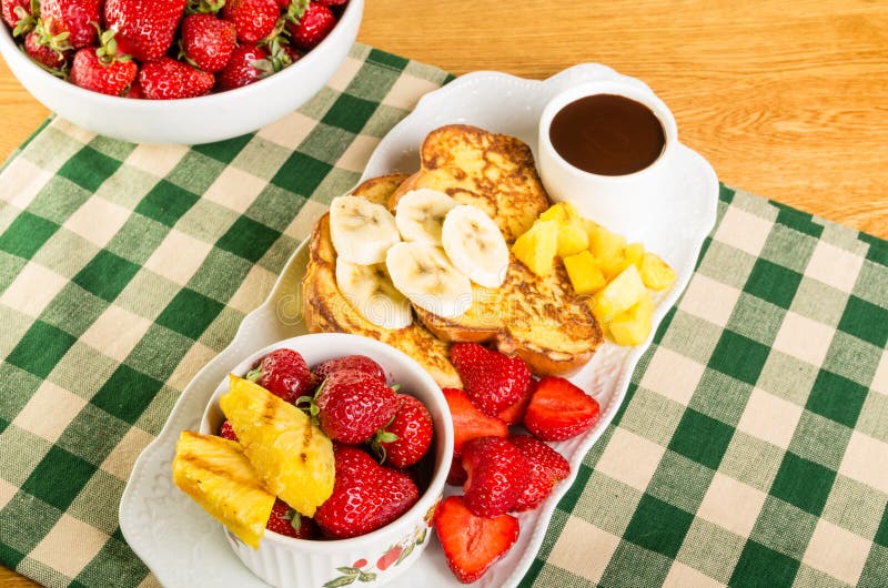 Tostada francesa con la fruta y el café fotografía de archivo Tostada francesa con la fruta y el café fotografía de archivo