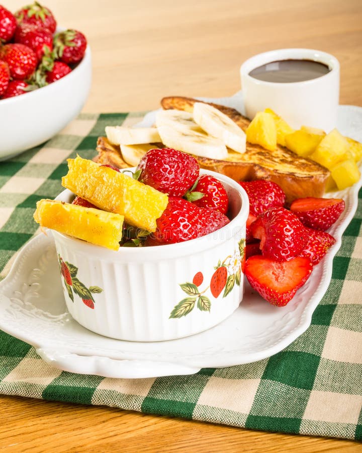 Tostada francesa con la fruta y el café imagenes de archivo Tostada francesa con la fruta y el café imagenes de archivo