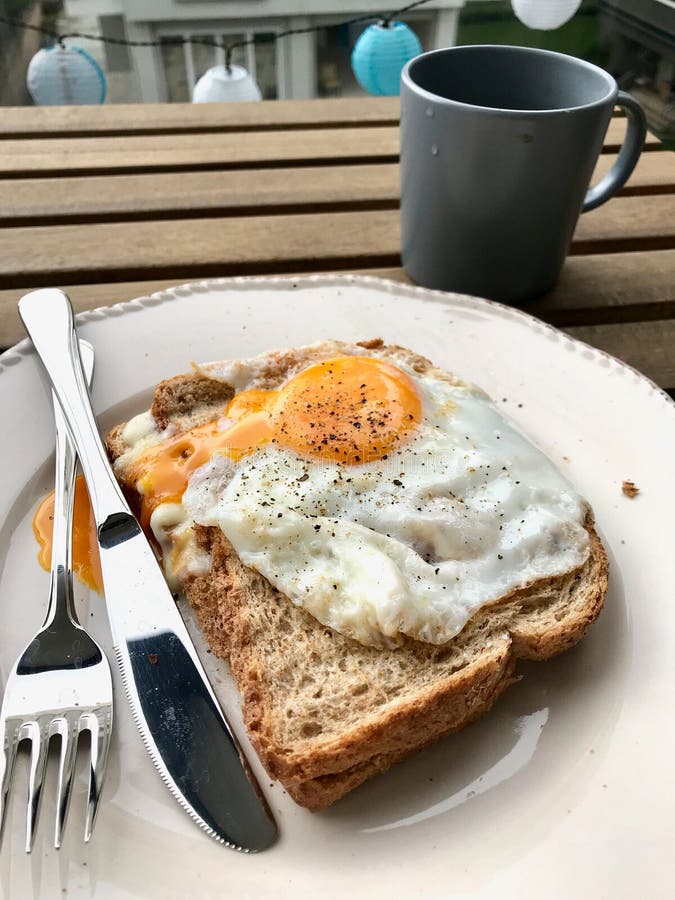 Tostada Hecha En Casa Con Fried Egg Para El Desayuno Preparado Foto de  archivo - Imagen de comer, café: 148226978