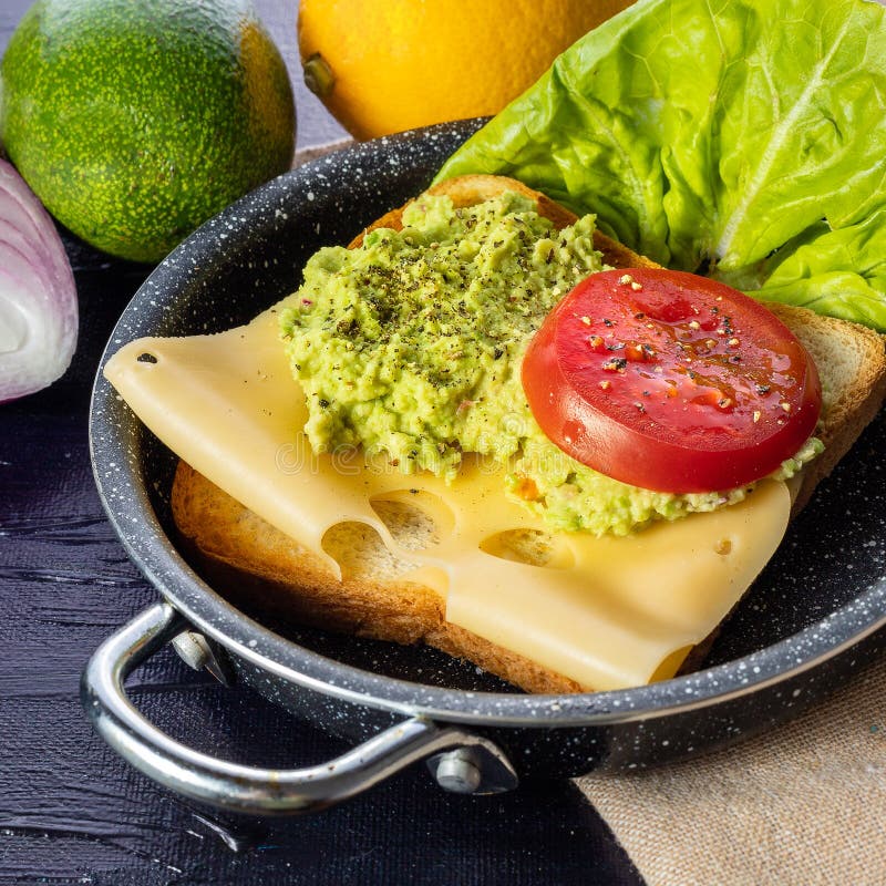 Tostadas Con Aguacate, Queso Y Tomate Imagen de archivo Imagen de