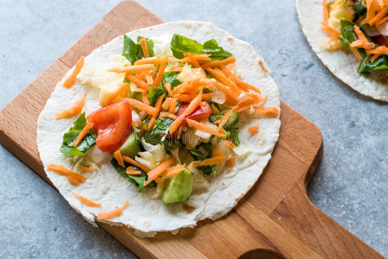 Tostadas vegetariani casalinghi con insalata e le fette lucidate della carota immagini stock libere da diritti Tostadas vegetariani casalinghi con insalata e le fette lucidate della carota immagini stock libere da diritti
