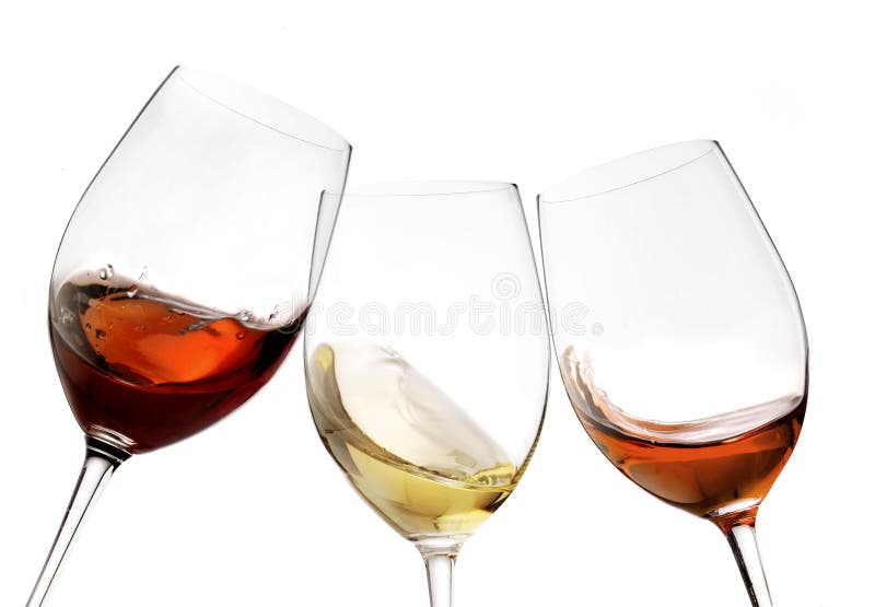 Tostando il vino rosso e bianco di gesto con spruzzata, l'acclamazioni si chiude su con vino isolato