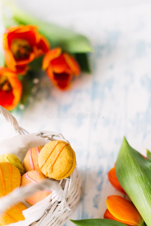 Tot bloei komende tulpen met makarons op een lichte houten achtergrond Stilleven, de lenteconcept stock fotografie Tot bloei komende tulpen met makarons op een lichte houten achtergrond Stilleven, de lenteconcept stock fotografie