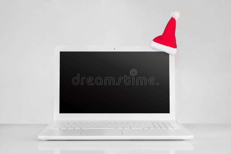 Totaal witte laptop met het zwarte scherm en hoed van Kerstmis de rode santa zuiver nieuw jaarconcept 2019 royalty-vrije stock foto Totaal witte laptop met het zwarte scherm en hoed van Kerstmis de rode santa zuiver nieuw jaarconcept 2019 royalty-vrije stock foto