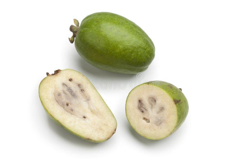 Totalité et demi de fruit frais de Feijoa photos libres de droits Totalité et demi de fruit frais de Feijoa photos libres de droits