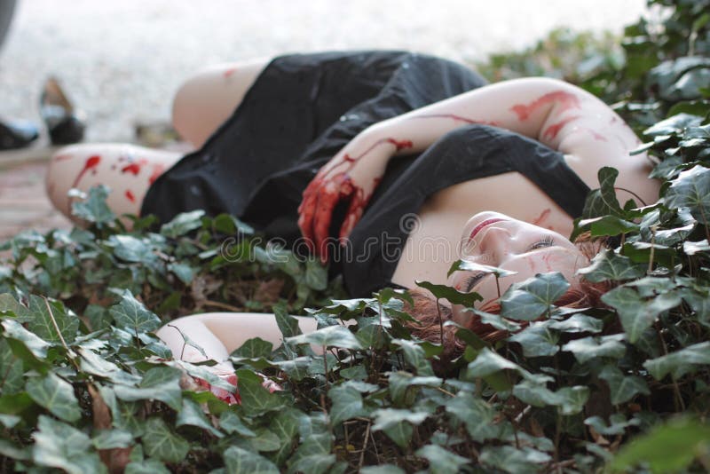 Tote blutige Frau stockfoto. Bild von efeu, kleid, karosserie 22734864
