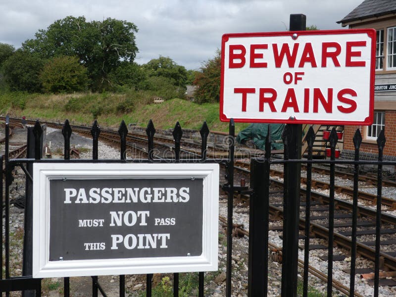 Totnes, Devon, Reino Unido - 27 de agosto de 2018 - estação de trem do trem do vapor de Totnes, parando aqui para a exploração ag fotos de stock Totnes, Devon, Reino Unido - 27 de agosto de 2018 - estação de trem do trem do vapor de Totnes, parando aqui para a exploração ag fotos de stock