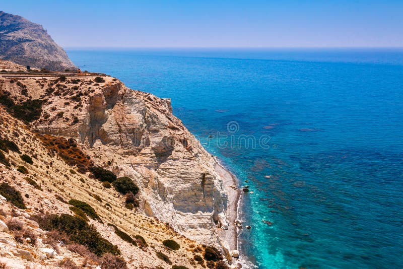 Tou panorámico Romiou (la roca del griego), el lugar de nacimiento legendario del Petra del paisaje del Aphrodite en Paphos, isla fotos de archivo libres de regalías Tou panorámico Romiou (la roca del griego), el lugar de nacimiento legendario del Petra del paisaje del Aphrodite en Paphos, isla fotos de archivo libres de regalías