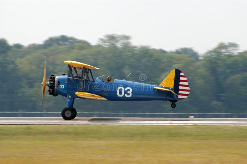 Starožitný dvojplošník přistání na Fauquier County, Virginia Letiště.