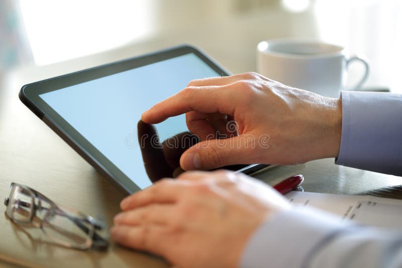 Touch Screen des Fingers einer digitalen Tablette lizenzfreie stockfotos Touch Screen des Fingers einer digitalen Tablette lizenzfreie stockfotos