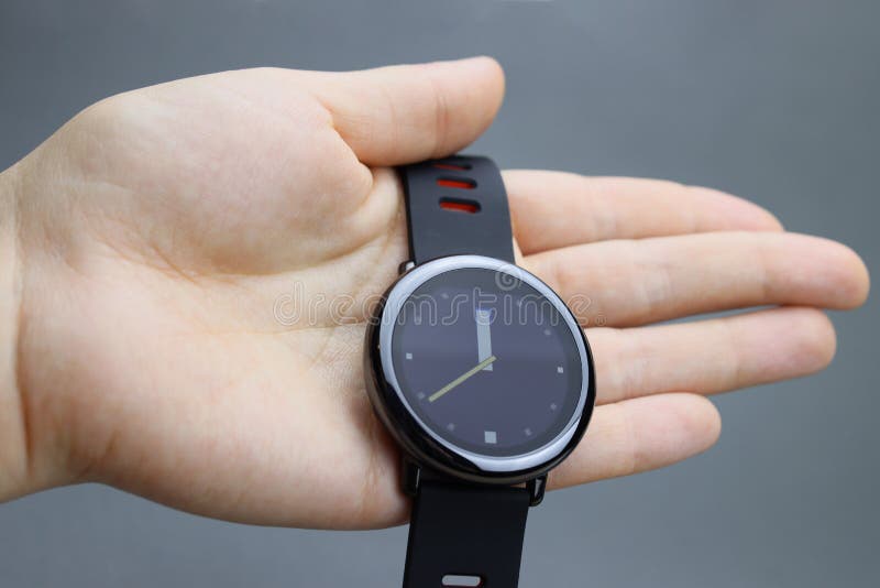 Touch smartwatch easydate руки с круглым дисплеем стоковая фотография rf