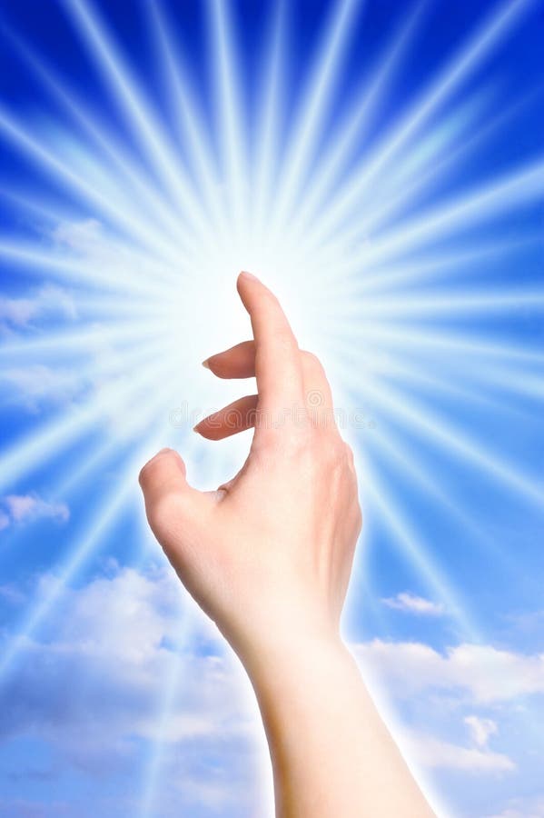 Ženská ruka se dotýká božského světla jako koncept pro naději, nevinnost, Boží láska, duše a vnitřní psychologie.