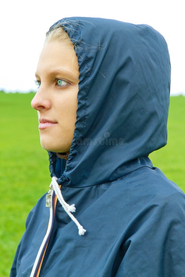Toughtful ung kvinna royaltyfri foto