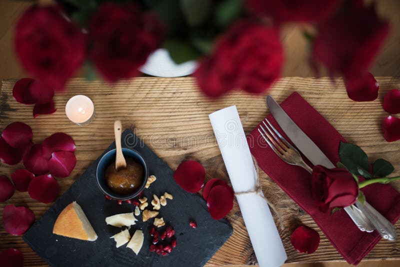 Toujours la vie romantique pour un dîner de jour de valentines images stock Toujours la vie romantique pour un dîner de jour de valentines images stock