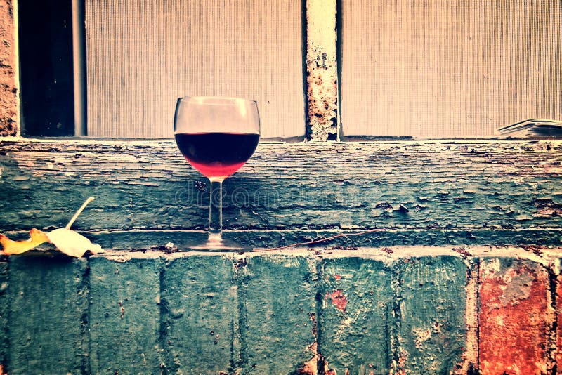 Toujours la vie urbaine extérieure avec un verre de vin rouge photos libres de droits Toujours la vie urbaine extérieure avec un verre de vin rouge photos libres de droits