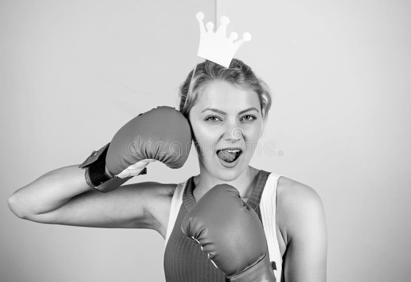 Enfant En Couronne De Princesse. Heureuse Fille D'anniversaire. Princesse D' anniversaire. Enfant Argent Couronne Symbole De Gloire Photo stock - Image  du beauté, princesse: 209939438