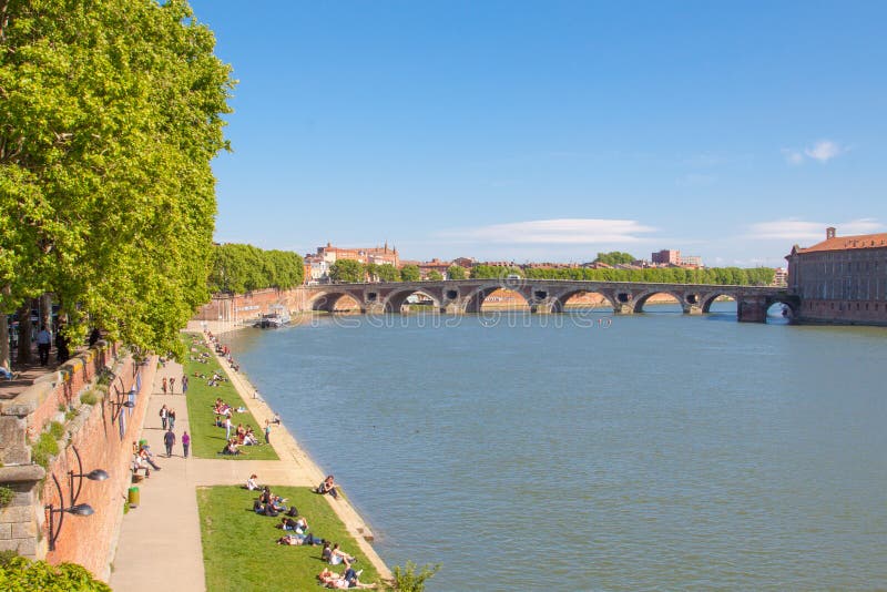 Toulouse, Francia, costa a lo largo del río Garona durante la primavera, Pont Neuf fotos de archivo libres de regalías Toulouse, Francia, costa a lo largo del río Garona durante la primavera, Pont Neuf fotos de archivo libres de regalías