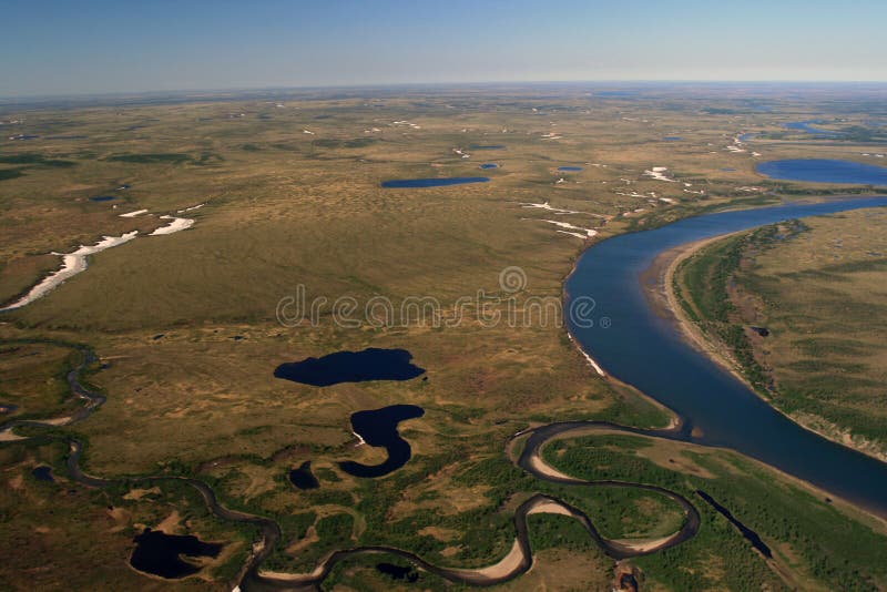 Toundra de Taimyr avec des lacs et des rivières avec l'hélicoptère image libre de droits Toundra de Taimyr avec des lacs et des rivières avec l'hélicoptère image libre de droits