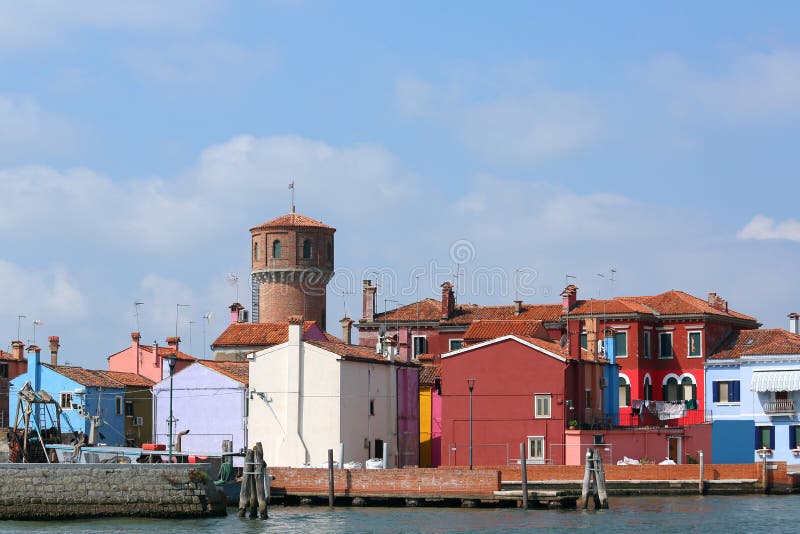 Tour antique d'île de Burano d'aqueductof près de Venise images libres de droits Tour antique d'île de Burano d'aqueductof près de Venise images libres de droits
