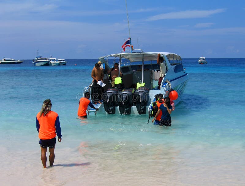 Tour boat unloading