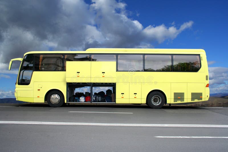 Giallo tour con open bus vettore e molti bagagli, pronti per un lungo viaggio.